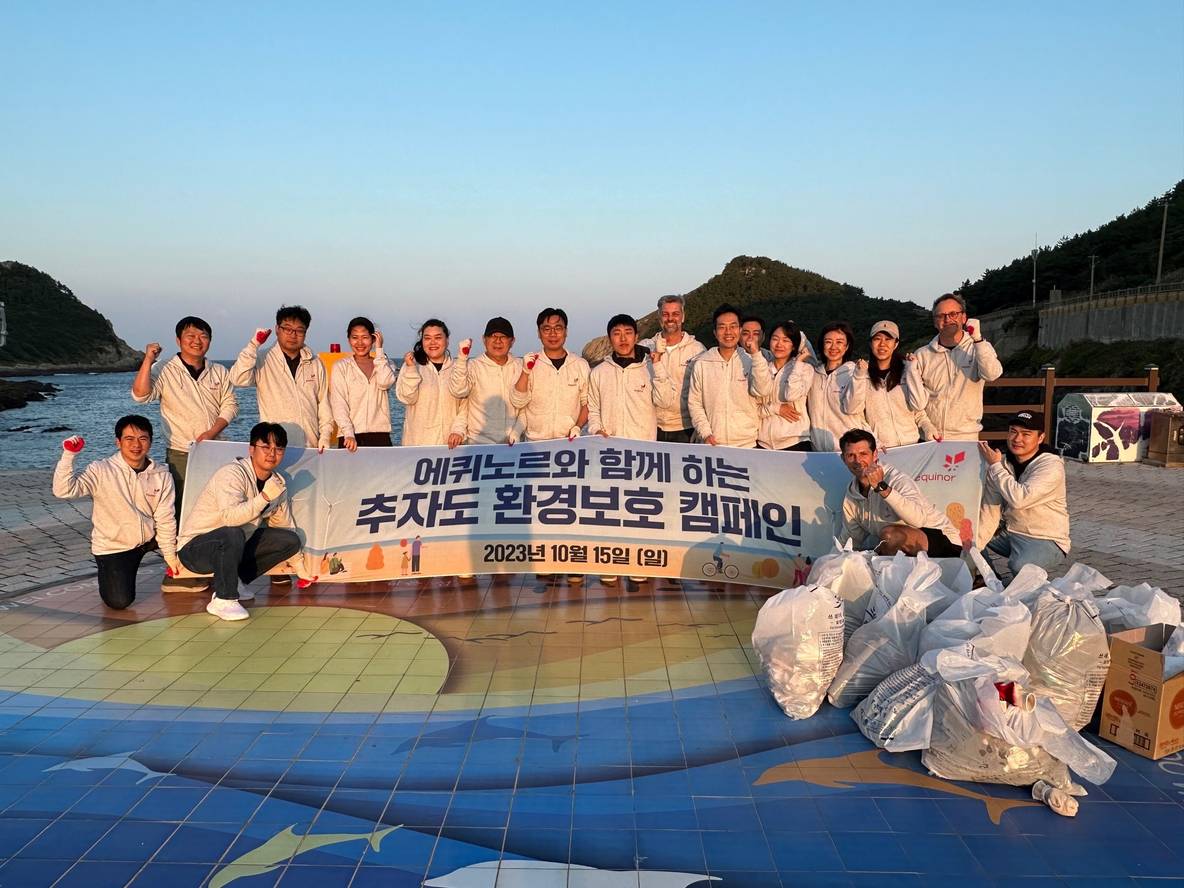 Photo: In the morning of Oct. 15, Equinor Korea team cleaned Hupo beach located in Chuja Island.
