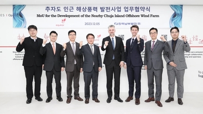 This photo captures personnel from KOSPO and Equinor energetically shouting the motto 'To get there. Together'. Prominently featured in the middle is President Lee Seung-woo, and the Country Managing Director of Equinor Korea, Bjørn Inge Braathen.